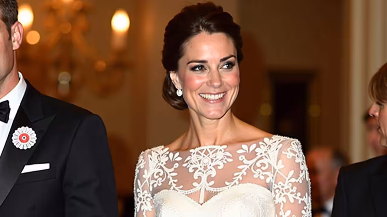 At a state banquet attended by world leaders, Kate Middleton’s lace-embroidered gown and signature accessory dominate international headlines