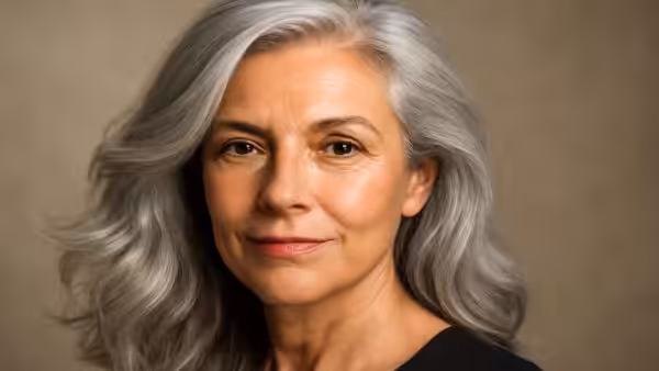 Gray hair after 50: “Silver gloss” is the ideal color to enhance it