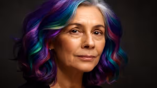 Gray hair after 50: Stained glass hair is the best technique for naturally camouflaging it, according to professionals.