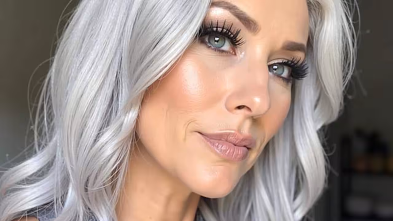 Gray hair after 50: “silver gloss” is the ideal color to enhance it.