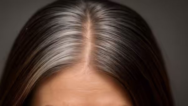 Hairstyles after 50: Inverted coloring, the trick to enhancing gray and white hair without “root effect”